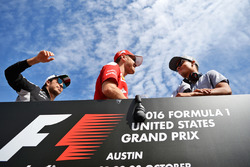 Sergio Perez, Sahara Force India F1 mit Sebastian Vettel, Ferrari und Pascal Wehrlein, Manor Racing