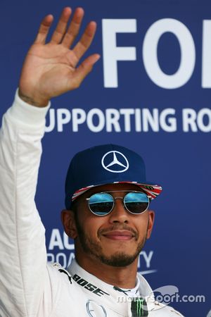 Lewis Hamilton Mercedes AMG F1 celebra su pole position en parc ferme