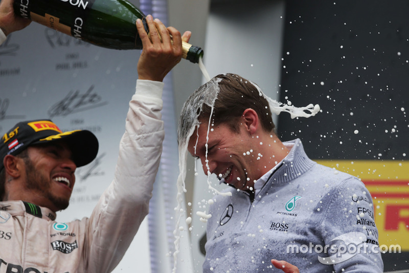 Il vincitore della gara Lewis Hamilton, Mercedes AMG F1 festeggia sul podio con James Vowles, Chief Strategist Mercedes AMG F1