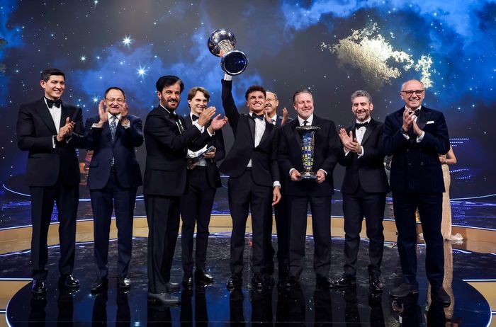 Lando Norris, McLaren, levanta su trofeo de Campeón de Fórmula Uno con Oscar Piastri, McLaren, Zak Brown, Director Ejecutivo de McLaren, Andrea Stella, Director de Equipo de McLaren, Stefano Domenicali, Director Ejecutivo del Grupo Fórmula Uno y Mohammed 