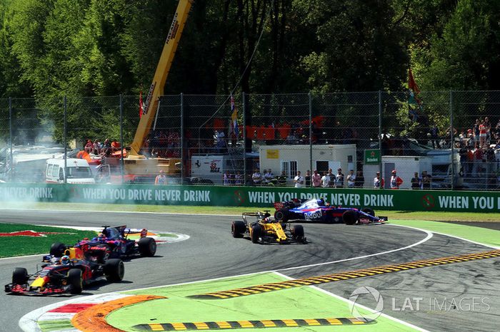 Carlos Sainz Jr., Scuderia Toro Rosso STR12 se va amplio con los bolardos
