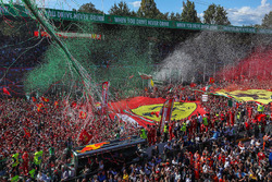 Les fans Ferrari et les drapeaux pendant le podium