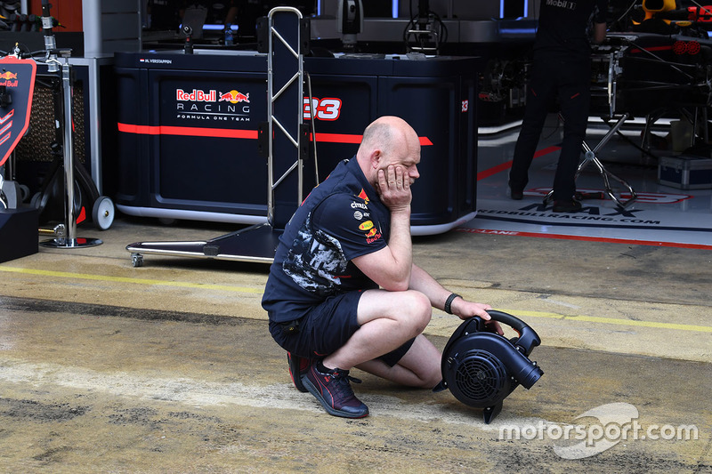 Red Bull Racing mechanics dries the pit box