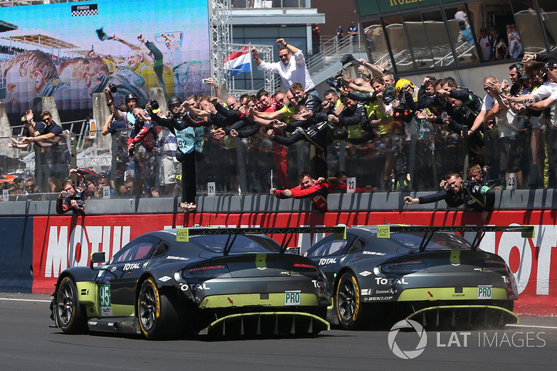 Bandiera a scacchi per le vetture #95 Aston Martin Racing Aston Martin Vantage: Nicki Thiim, Marco Sorensen, Richie Stanaway e #97 Aston Martin Racing Aston Martin Vantage: Darren Turner, Jonny Adam, Daniel Serra