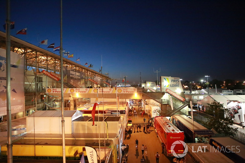 Atmosphere in the pitlane