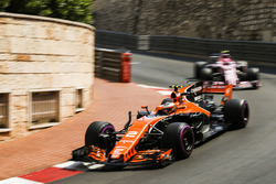 Stoffel Vandoorne, McLaren MCL32, Esteban Ocon, Sahara Force India F1 VJM10