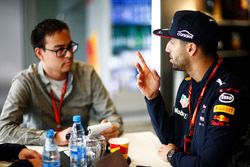 Daniel Ricciardo, Red Bull Racing, habla con el reportero de Motorsport.com Erwin Jaeggi
