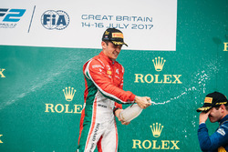 Podio: ganador de la carrera Charles Leclerc, PREMA Powerteam, tercer lugar Oliver Rowland, DAMS