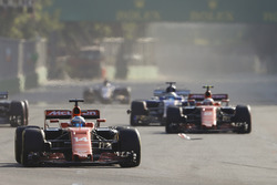 Фернандо Алонсо, McLaren MCL32, Карлос Сайнс-мол., Scuderia Toro Rosso STR12