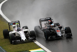 Борьба за позицию: Валттери Боттас, Williams FW38, и Фернандо Алонсо, McLaren MP4-31