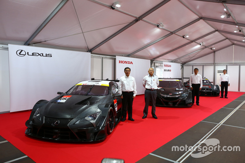 Die neuen Super-GT-Fahrzeuge für 2017 mit den Sportchefs