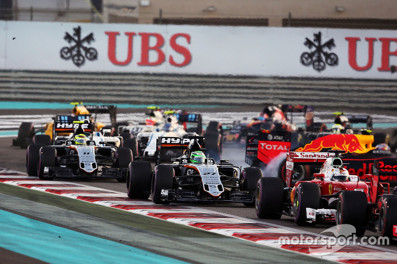 Nico Hulkenberg, Sahara Force India F1 VJM09 au départ alors que Max Verstappen, Red Bull Racing RB12 part en tête-à-queue