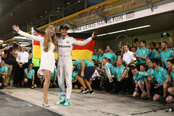 Nico Rosberg, Mercedes AMG Petronas F1 feiert seinen WM-Titel mit seiner Frau Vivian Rosberg, Freund