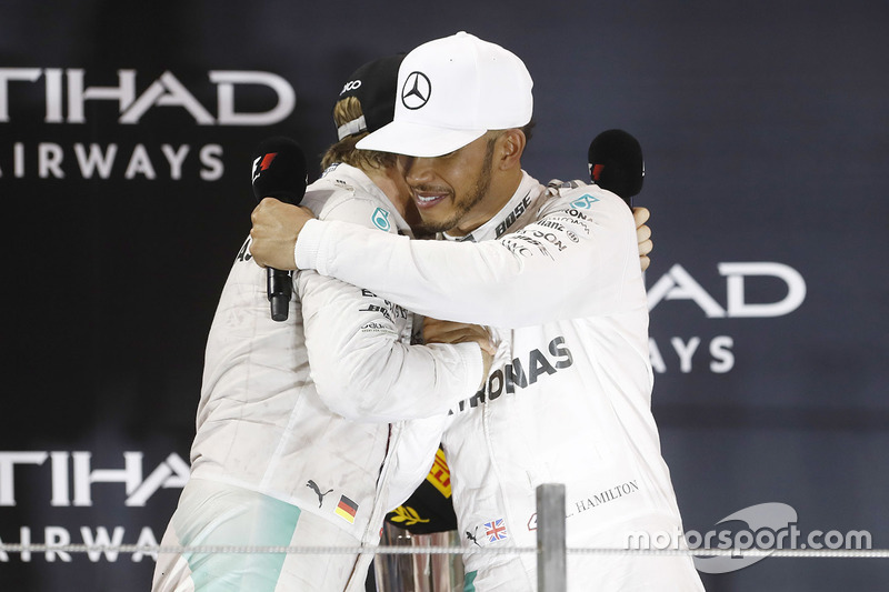 Podio: ganador de la carrera Lewis Hamilton, Mercedes AMG F1 W07 Hybrid y el segundo lugar  Nico Ros