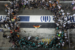 Nico Rosberg, Mercedes AMG F1 celebrates his World Championship with wife Vivian Rosberg and the team