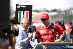 Kimi Raikkonen, Ferrari en discussion avec Johnny Herbert, Sky TV lors de la parade des pilotes
