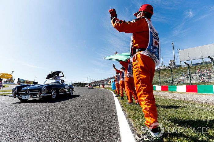 Oficiales de pista ven a Lewis Hamilton, Mercedes AMG F1