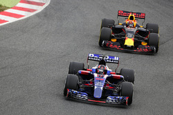 Daniil Kvyat, Scuderia Toro Rosso STR12; Max Verstappen, Red Bull Racing RB13