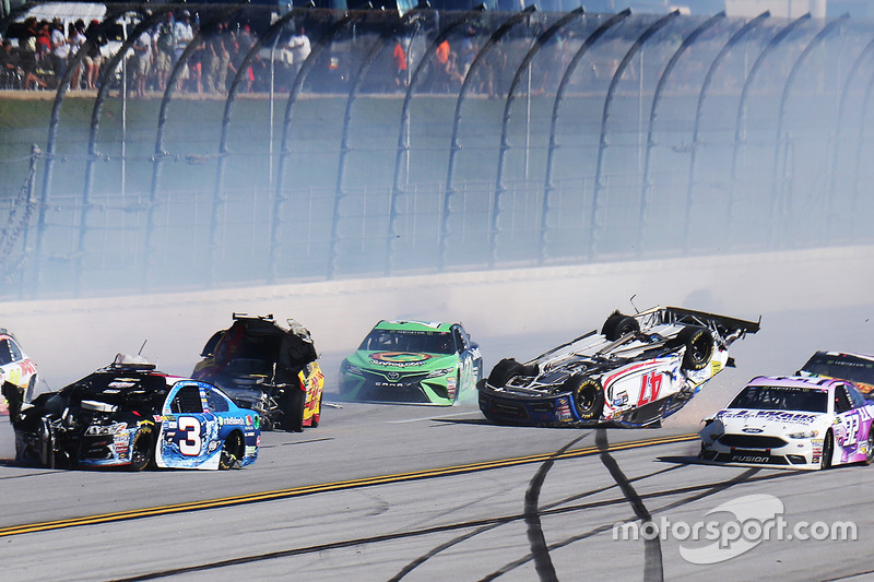 A.J. Allmendinger, JTG Daugherty Racing Chevrolet, Joey Logano, Team Penske Ford, Austin Dillon, Richard Childress Racing Chevrolet crash