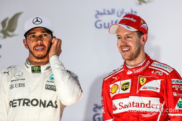 Lewis Hamilton, Mercedes AMG, segundo, Sebastian Vettel, Ferrari, ganador, en el podium