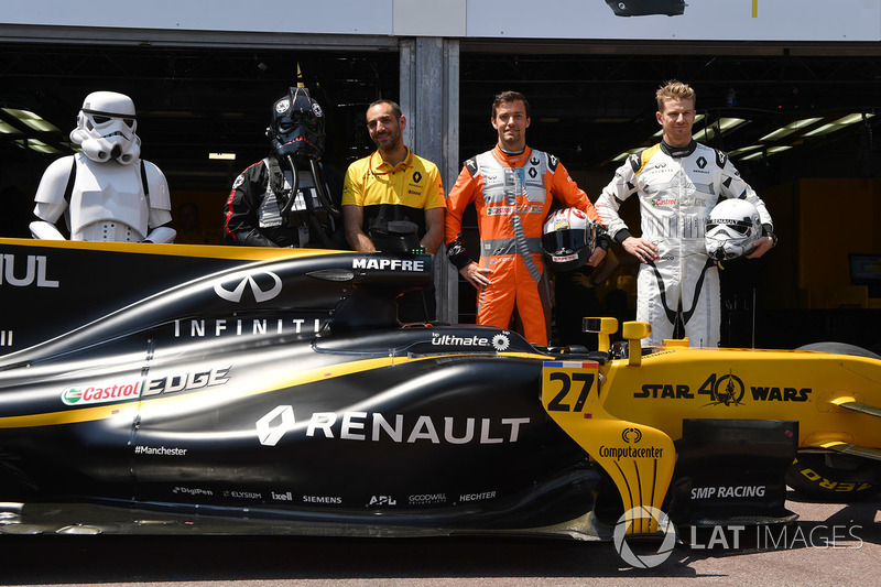 Storm Trooper, Cyril Abiteboul, Renault Sport F1, Jolyon Palmer, Renault Sport F1 Team RS17 y Nico Hulkenberg, Renault Sport F1 Team RS17
