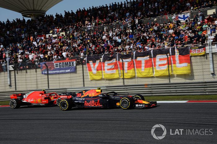 Max Verstappen, Red Bull Racing RB14 y Kimi Raikkonen, Ferrari SF71H batalla