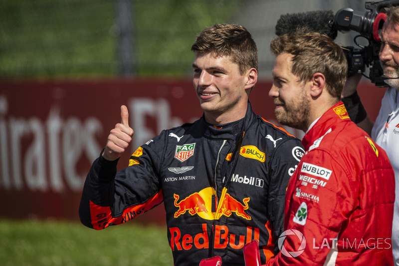 Le vainqueur Max Verstappen, Red Bull Racing et Sebastian Vettel, Ferrari dans le parc fermé