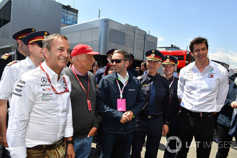 Herbert Kickl, ministro del Interior austriaco con Niki Lauda, Mercedes AMG F1 y Toto Wolff, Mercedes AMG F1