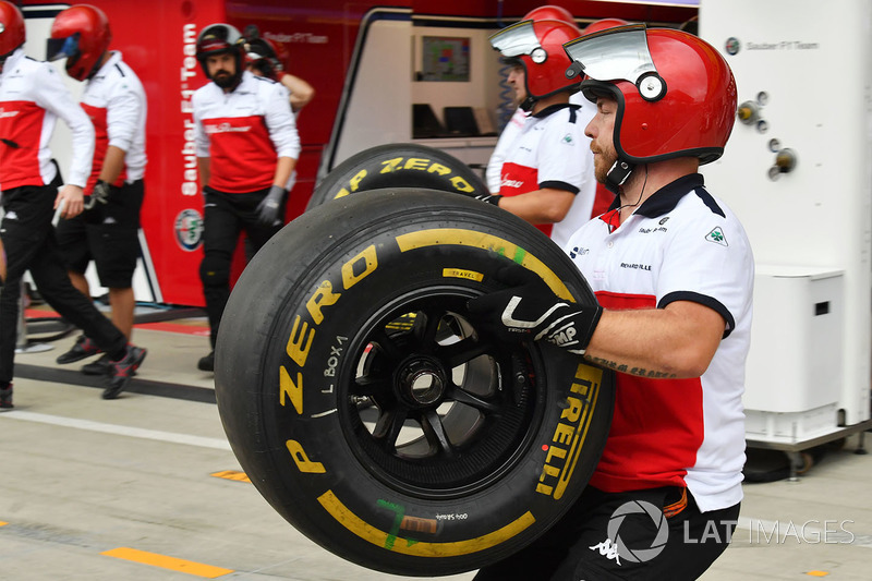 Des mécaniciens Sauber avec des pneus Pirelli
