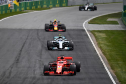 Себастьян Феттель, Ferrari SF71H попереду Валттері Боттаса, Mercedes-AMG F1 W09