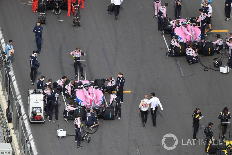 Sergio Perez, Force India VJM11 ve Esteban Ocon, Force India VJM11