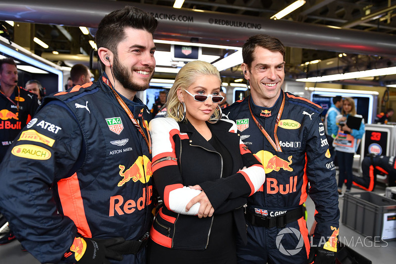 Кристина Агилера и механики Red Bull Racing