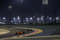 Stoffel Vandoorne, McLaren MCL33 Renault, devant Sergey Sirotkin, Williams FW41 Mercedes