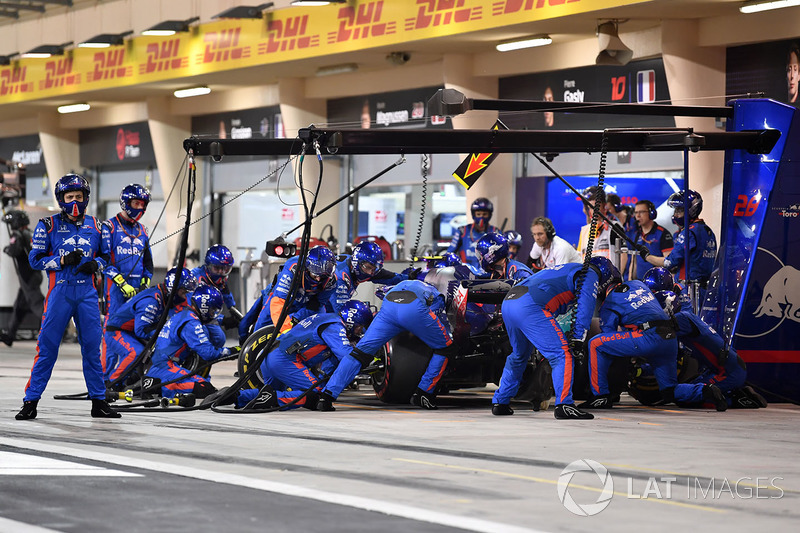 Brendon Hartley, Scuderia Toro Rosso STR13 in the pits