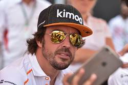 Fernando Alonso, McLaren prend un selfie avec des fans
