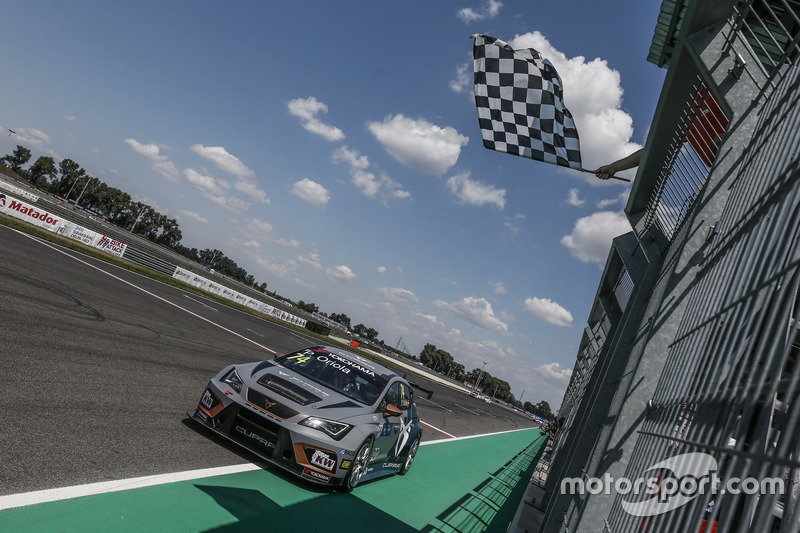 Race winner Pepe Oriola, Team Oscaro by Campos Racing Cupra TCR