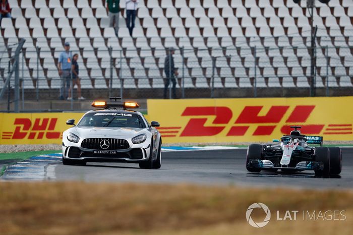 El safety car por delante de Lewis Hamilton, Mercedes AMG F1 W09
