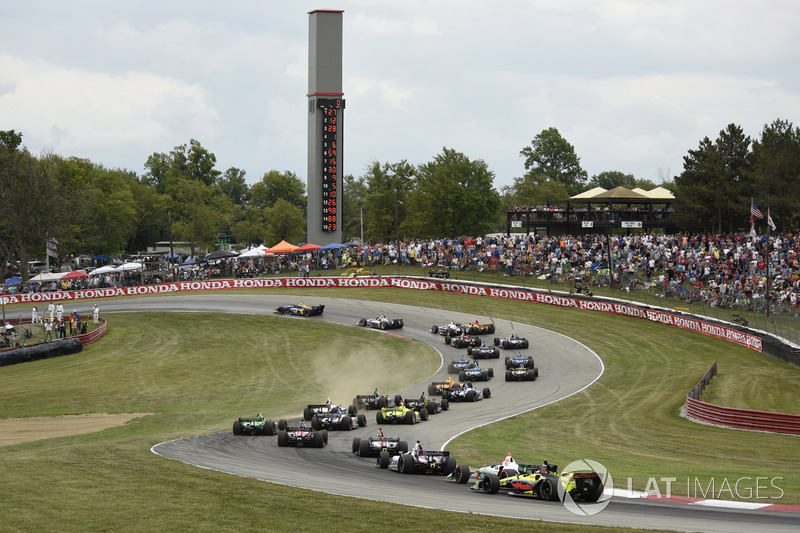 Alexander Rossi, Andretti Autosport Honda leads at the start