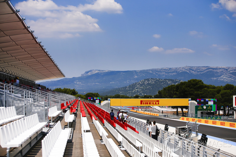 La vista desde la tribuna hasta la primera curva