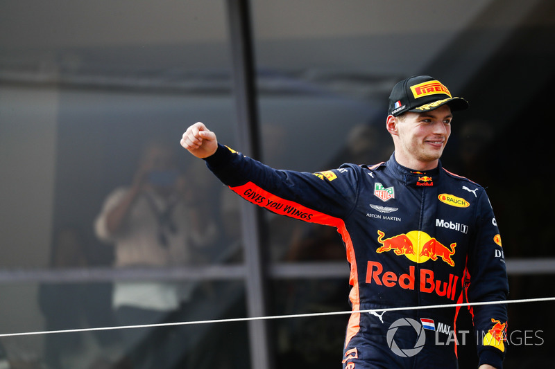 Max Verstappen, Red Bull Racing, deuxième position, arrive sur le podium