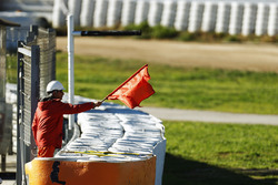 Le drapeau rouge est brandi