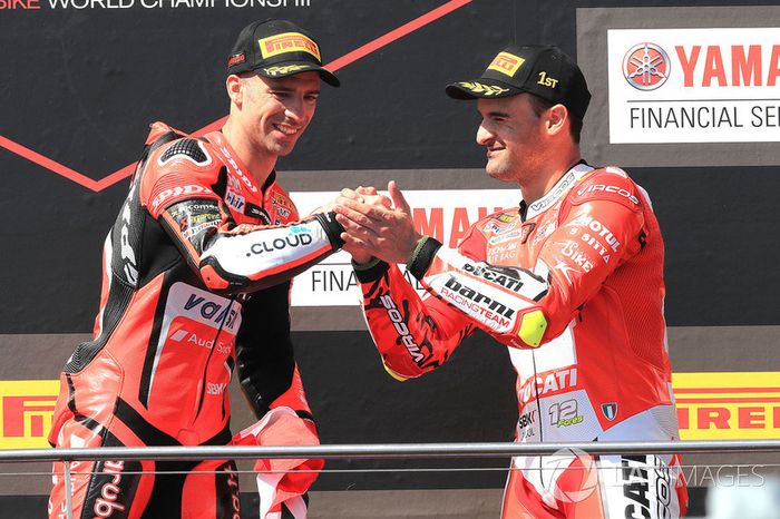 Marco Melandri y Xavi Forés en el podio de Australia