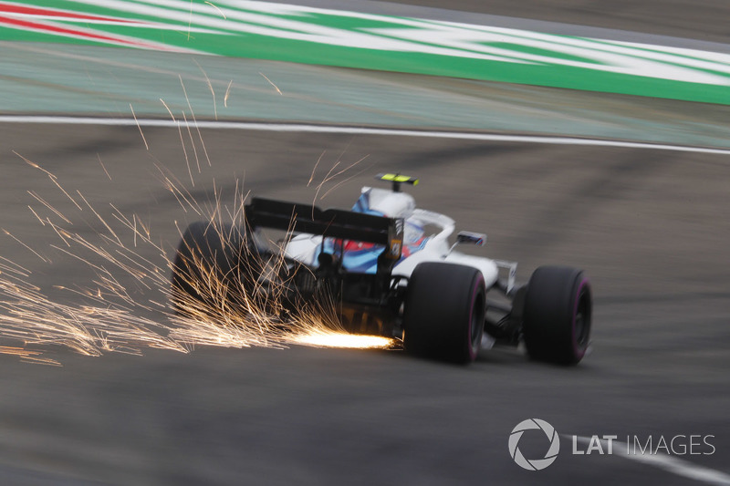 Sparks fly from the car of Sergey Sirotkin, Williams FW41 Mercedes