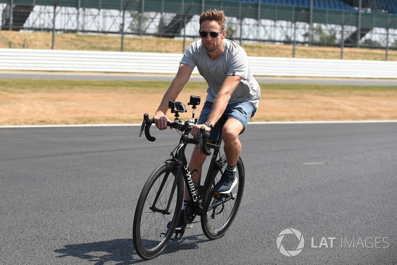 Jenson Button, va in bici lungo il circuito