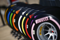Neumáticos Pirelli codificados por color