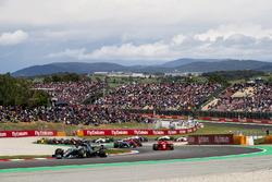 Lewis Hamilton, Mercedes AMG F1 W09, the field at the start of the race