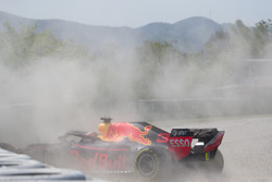 Daniel Ricciardo, Red Bull Racing RB14 crashes in FP1