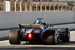 Lewis Hamilton, Mercedes-AMG F1 W09, avec des feux sur l'aileron arrière