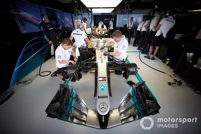 Los ingenieros trabajan en el auto de Lewis Hamilton, Mercedes AMG F1 W09