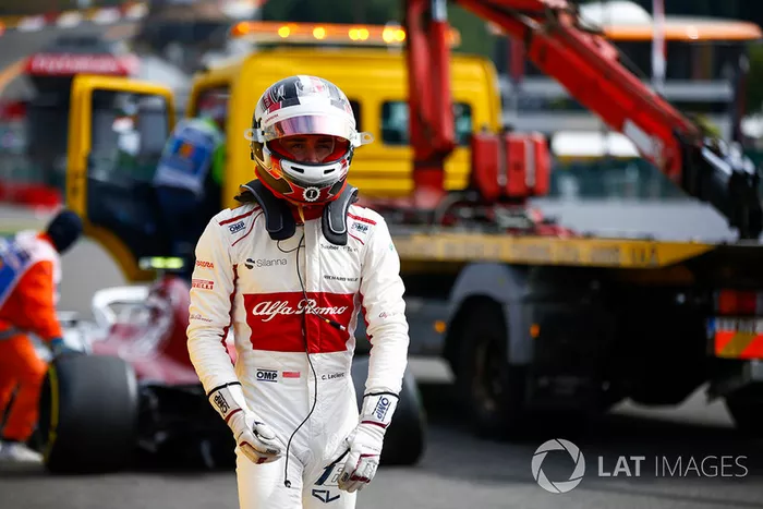 Charles Leclerc, Sauber C37, tras el accidente con Fernando Alonso, McLaren